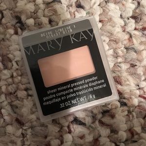 Sheer mineral pressed powder